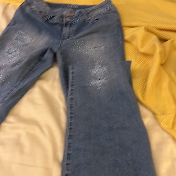 Cache size 2 jeans, distressed with bling - Picture 3 of 4